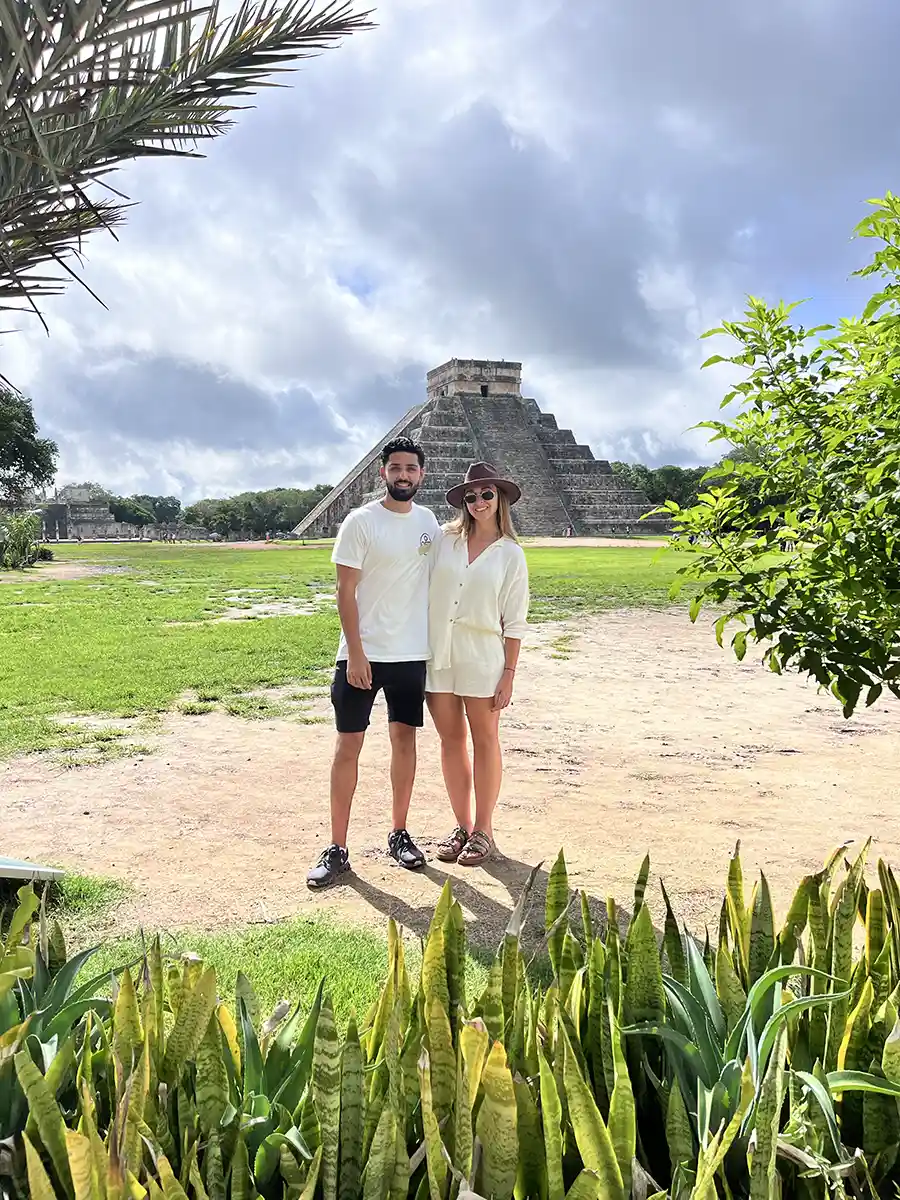 Couple posing in front of the Pyramid at Chichén Itzá.