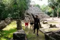 private-tour-guide-and-toursits-coba