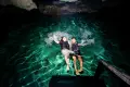 couple-splashing-in-underground-cenote