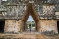 walking-through-uxmal-archway